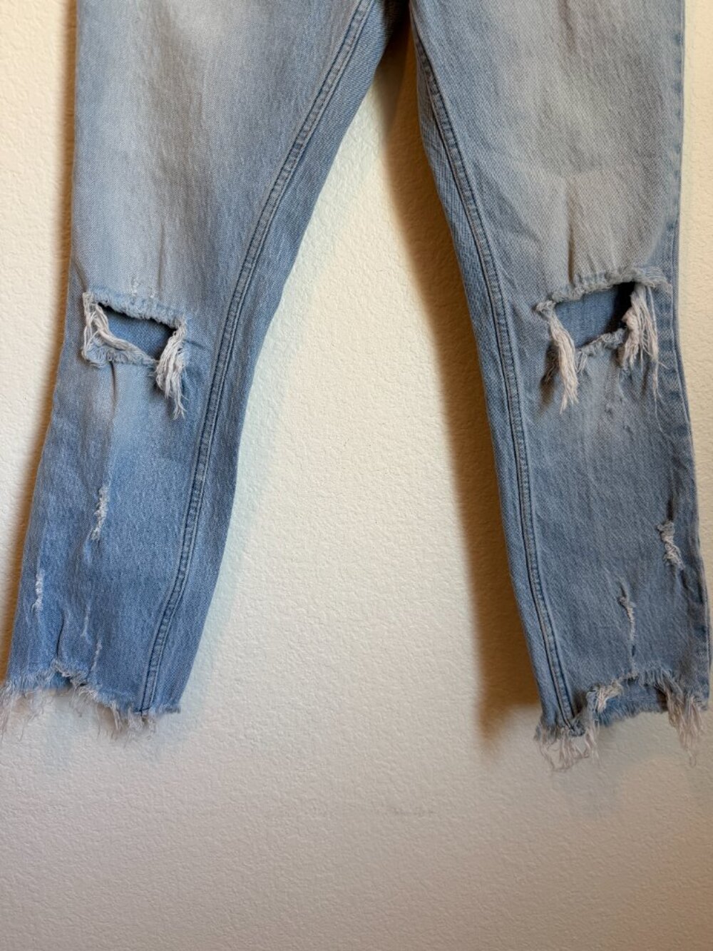 Abercrombie High Rise Mom Jean Light Wash Distressed Raw Hem 25/0R - Picture 3 of 8